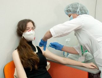 Стоит ли вакцинироваться тем, кто переболел коронавирусом: ответ врачей
Стоит ли вакцинироваться тем, кто переболел коронавирусом: ответ врачей
