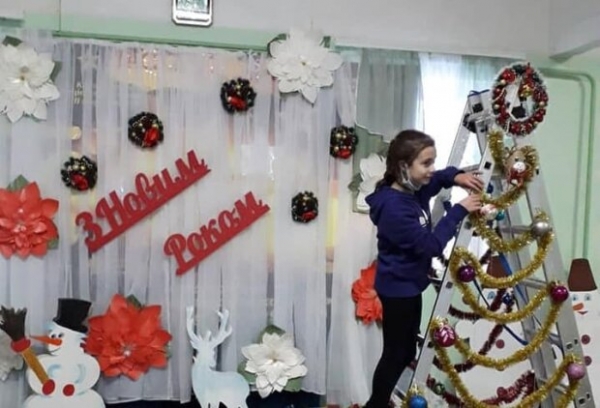 Школьники отметились оригинальностью, украшая новогоднюю елку &mdash; нарядили лестницу