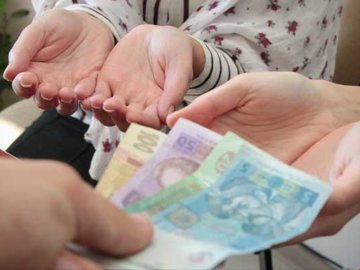 Выплаты отменят, а вы и знать не будете: кто из украинцев может не дождаться социальной помощи в октябре Выплаты отменят, а вы и знать не будете: кто из украинцев может не дождаться социальной помощи в октябре