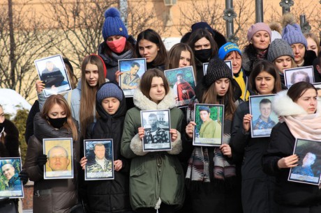 Винницкие студенты провели акцию в знак чествования героев Небесной Сотни Винницкие студенты провели акцию в знак чествования героев Небесной Сотни