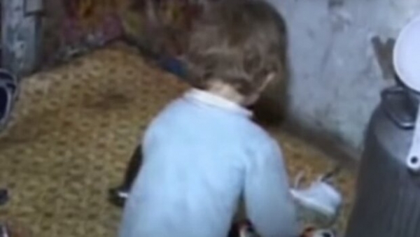 4-летний малыш повис на эскалаторе в ТРЦ и упал со второго этажа, пока родители ели 4-летний малыш повис на эскалаторе в ТРЦ и упал со второго этажа, пока родители ели