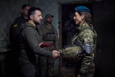 Зеленский приехал на фронт и вручил награды украинским морпехам
