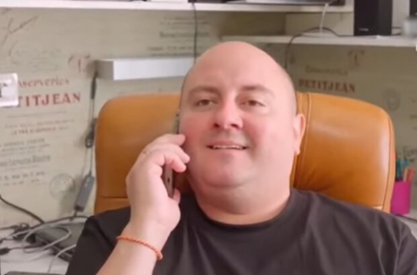 Юрий Ткач из "Квартал 95" возбудился после разговора по телефону и пошел готовиться к встрече: "Я нежно беру его в рот..."