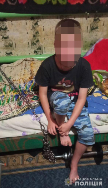 В Кривом Роге сожитель женщины посадил на цепь ее 7-летнего сына: пытался "перевоспитать"
В Кривом Роге сожитель женщины посадил на цепь ее 7-летнего сына: пытался "перевоспитать"