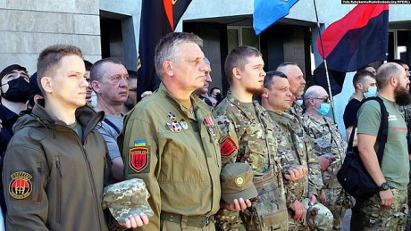 В Днепре почтили погибших на Донбассе и подняли красно-черный флаг В Днепре почтили погибших на Донбассе и подняли красно-черный флаг