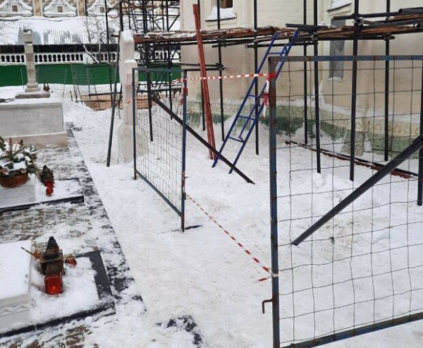 Перелом позвоночника и сотрясение: глыба льда упала на пенсионерку прямо во время молитвы у церкви