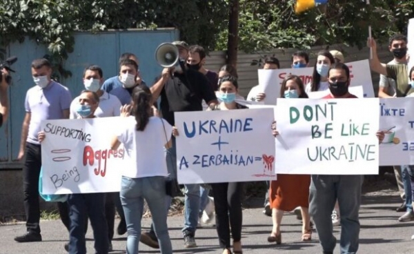 "Лучше ешьте и молчите", - посольство Украины в Ереване облили борщом