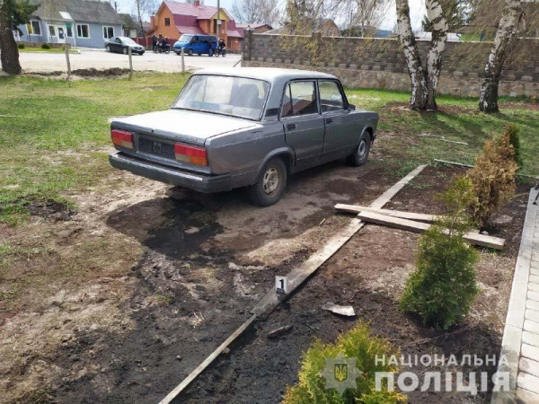 На Ровенщине мужчина поджег авто полицейских, отказавшихся праздновать Пасху
                                                                                