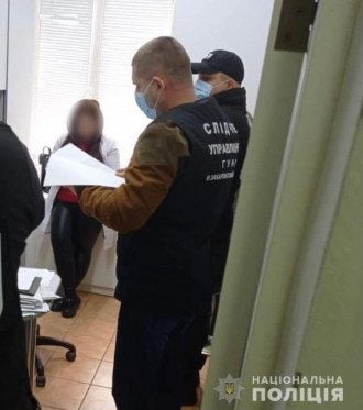 Полмиллиона гривен на подделке COVID-сертификатов в месяц: на Закарпатье разоблачили врача-афериста
Полмиллиона гривен на подделке COVID-сертификатов в месяц: на Закарпатье разоблачили врача-афериста