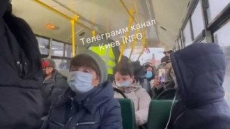 Скандал в автобусе Киева: пассажирку без маски выгнали из транспорта
