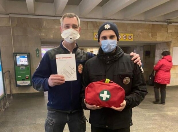 В Киеве мужчина едва не погиб в метро: в последнюю минуту спас полицейский В Киеве мужчина едва не погиб в метро: в последнюю минуту спас полицейский