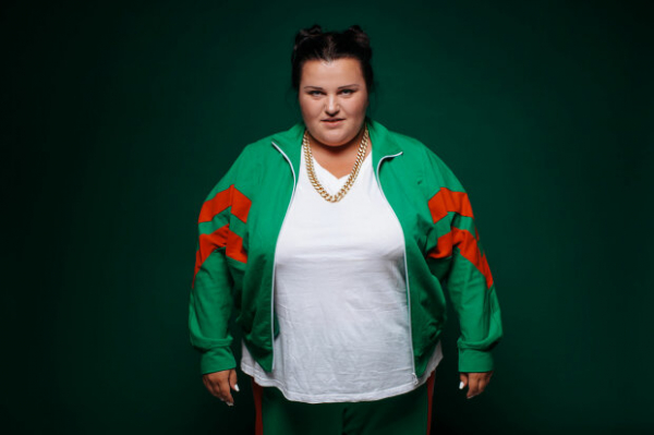 Alyona Alyona "заманила" маму в осенний лес: "Ищет закладку" Alyona Alyona "заманила" маму в осенний лес: "Ищет закладку"