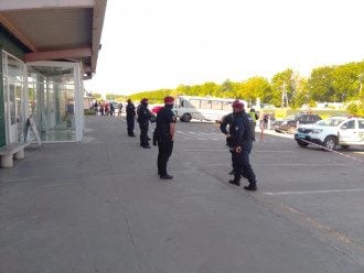 На Столичном рынке прогремели взрывы: пришлось вмешаться спецназу
На Столичном рынке прогремели взрывы: пришлось вмешаться спецназу