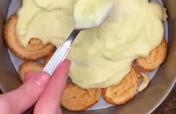 Простой рецепт такого вкусного Наполеона, который можно готовить каждый день: поможет печенье "Ушки"