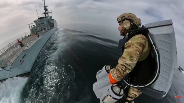 Военные использовали джетпак для захвата корабля, но разработку раскритиковали: станут легкой мишенью Военные использовали джетпак для захвата корабля, но разработку раскритиковали: станут легкой мишенью