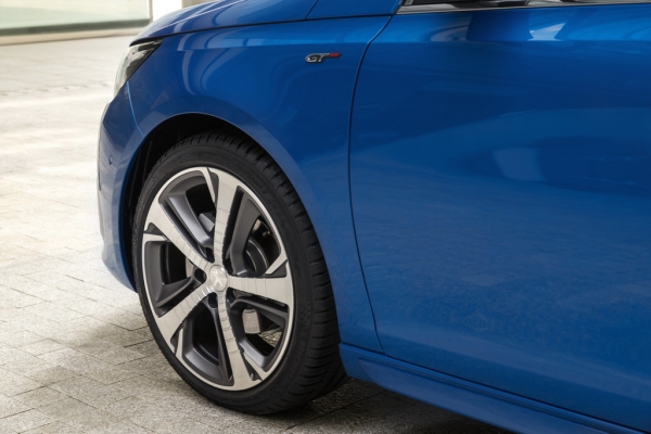 Peugeot 308 обзавелся цифровыми приборами и новыми опциями
Peugeot 308 обзавелся цифровыми приборами и новыми опциями