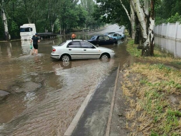 Мариуполь ушел на "дно": мощная стихия заставила людей сидеть по домам, а маршрутки плавать Мариуполь ушел на "дно": мощная стихия заставила людей сидеть по домам, а маршрутки плавать