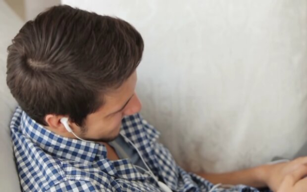 Отложите свои AirPods подальше: чем опасны наушники и как не лишиться слуха