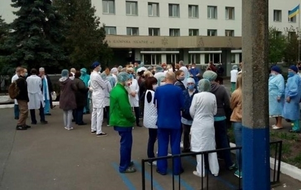 Маленькие больницы умирают, а врачи голодают: чем обернулся для Украины второй этап медреформы
Маленькие больницы умирают, а врачи голодают: чем обернулся для Украины второй этап медреформы