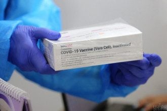 Johnson&Johnson официально в Украине: КМУ зарегистрировал еще одну вакцину против коронавируса
Johnson&Johnson официально в Украине: КМУ зарегистрировал еще одну вакцину против коронавируса