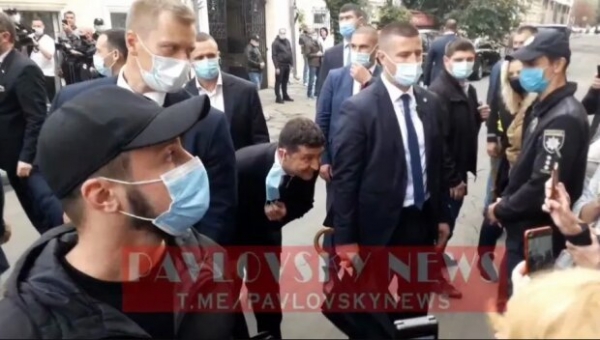 Репетировал Хэллоуин? Зеленский в маске напугал ребенка Репетировал Хэллоуин? Зеленский в маске напугал ребенка
