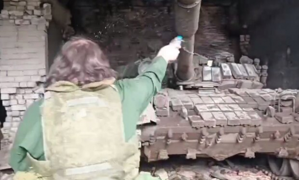 Московский поп освятил танки, боезапас и экипаж врагов, чтобы им легче было убивать украинцев: "А вы в воскресенье снова пойдете?" Московский поп освятил танки, боезапас и экипаж врагов, чтобы им легче было убивать украинцев: "А вы в воскресенье снова пойдете?"