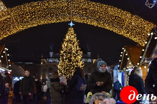 Во Львове торжественно зажгли главную елку города Во Львове торжественно зажгли главную елку города