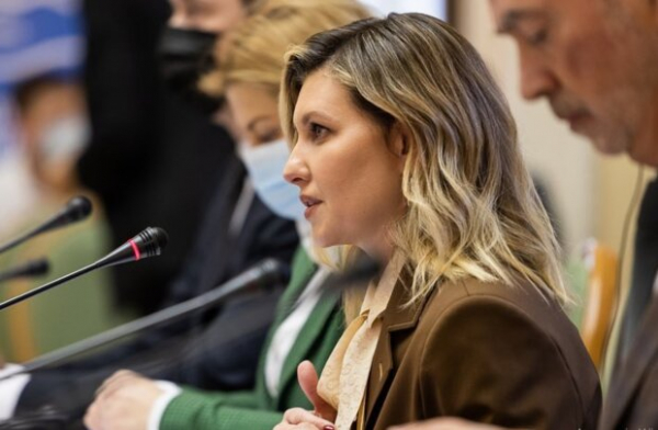 Елена Зеленская заговорила о жестокости дома и изнурительной женской работе: "Жаловаться стыдно" Елена Зеленская заговорила о жестокости дома и изнурительной женской работе: "Жаловаться стыдно"