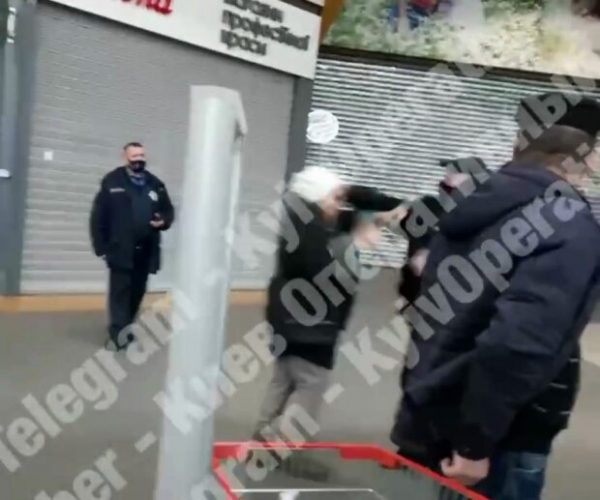 Потерявший страх охранник набросился на украинку с кулаками: не знал, что снимают