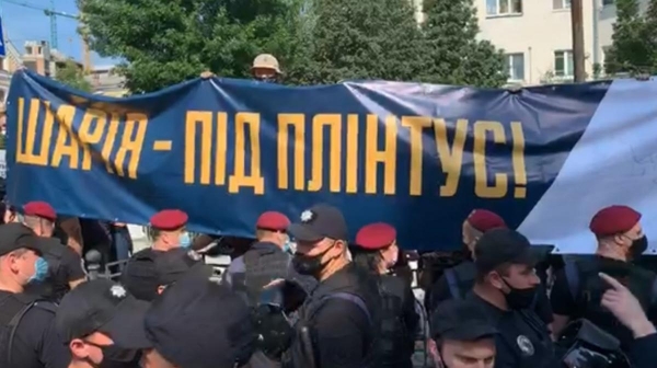 "Вова, выходи": под стенами ОП сторонники Шария и националисты проводят акции протеста
                                                                                