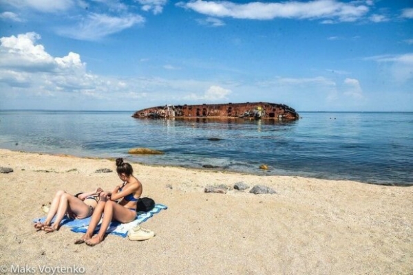 Песочек, море, ржавый танкер. Судно Delfi стало достопримечательностью в Одессе
