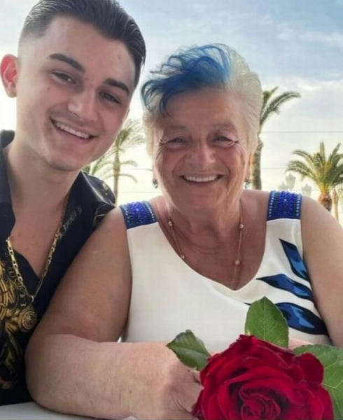 "Она молода сердцем": 19-летний парень сделал предложение своей 76-летней "любви" "Она молода сердцем": 19-летний парень сделал предложение своей 76-летней "любви"