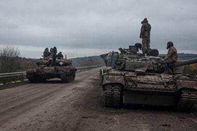 Украинский рембо в деле: боец ВСУ мощно "насыпал" оккупантам РФ под Бахмутом
