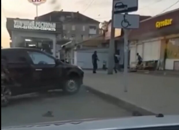 Неизвестные напали на таксиста с молотком за то, что он снимал драку на видео Неизвестные напали на таксиста с молотком за то, что он снимал драку на видео