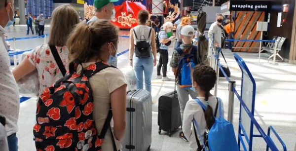Россиянка скулит, что не может попасть в Германию увидеть маму: визовый бан уже начался
