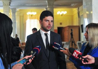 В Слуге народа заговорили о закупке российской вакцины от Covid-19
                                                                                