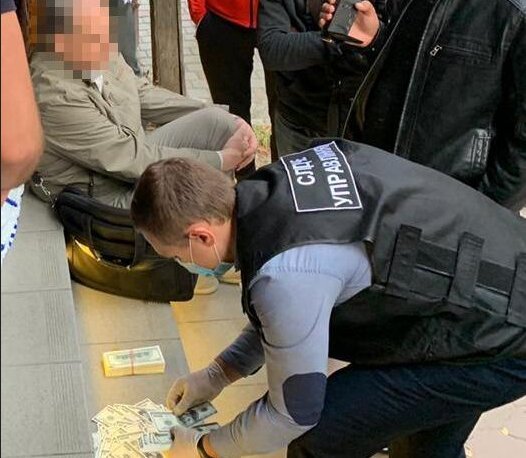 Кандидат в мэры купил украинцев за дешево - тысяча гривен и человек "ваш" Кандидат в мэры купил украинцев за дешево - тысяча гривен и человек "ваш"