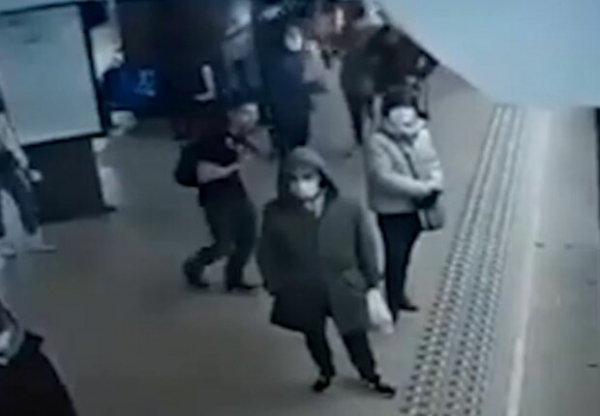 55-летнюю женщину неизвестный столкнул с перрона под поезд метро и убежал: запомните это лицо 55-летнюю женщину неизвестный столкнул с перрона под поезд метро и убежал: запомните это лицо