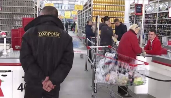 Киевлянка выразила любовь кражей из Ашанв: халатик и шарфик для любимого