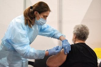 Социологи выяснили, какие регионы Украины верят в вакцинацию, а какие - нет
Социологи выяснили, какие регионы Украины верят в вакцинацию, а какие - нет