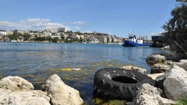 Грязь, вонь и покрышки в море: Крым превращается в помойку из-за жестокости оккупантов