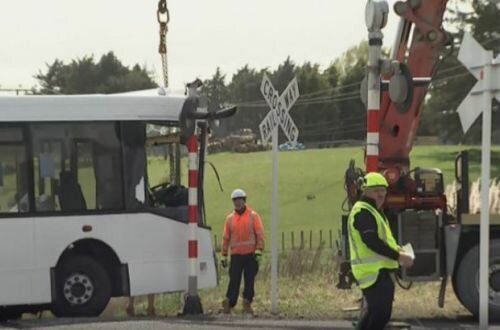 Переполненный школьный автобус на скорости врезался в поезд: водитель погиб на месте, десятки пострадавших