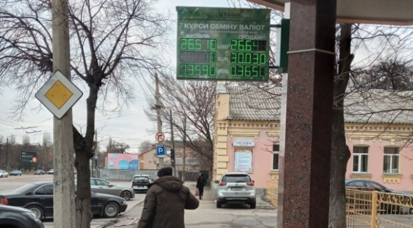 Курс валют 13 декабря вместо снега на улицах дарит украинцам крепкую гривну и падение доллара с евро