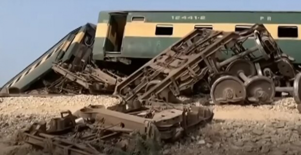 Поезд сошел с рельс и забрал жизни не менее 30 человек - один из пассажиров признался, как удалось выжить Поезд сошел с рельс и забрал жизни не менее 30 человек - один из пассажиров признался, как удалось выжить