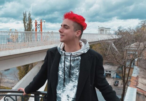 Melovin поцеловал парня с девушкой на Atlas Weekend и поднял флаг ЛГБТ Melovin поцеловал парня с девушкой на Atlas Weekend и поднял флаг ЛГБТ