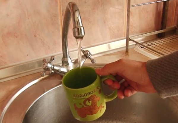 Как правильно хранить воду после Крещения и когда ее нужно набирать: главные правила всех православных Как правильно хранить воду после Крещения и когда ее нужно набирать: главные правила всех православных