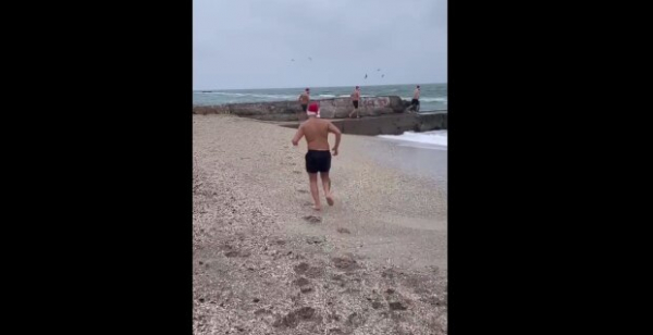 На это холодно даже смотреть: одесские моржи открыли купальный сезон в Черном море посреди зимы
