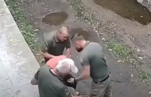 Представитель ТЦК бил гражданского в живот, пока напарники держали за руки