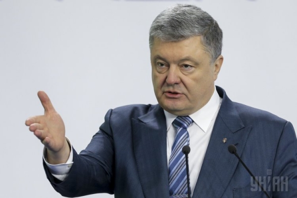 Порошенко предложил перенести День Конституции на апрель
Порошенко предложил перенести День Конституции на апрель