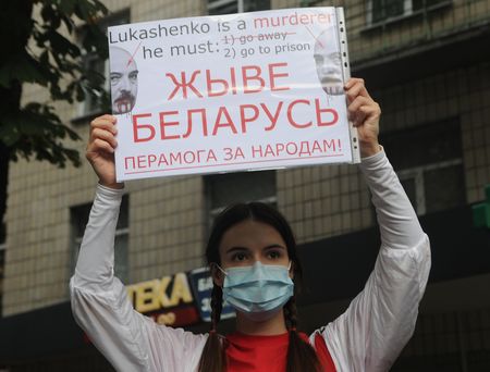 У посольства Беларуси в Киеве состоялась акция солидарности с белорусами